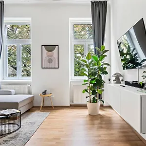 Appartamento Cozy, Generous - 10 Min To City-centre - Contactless 24h Check-in, Vienna